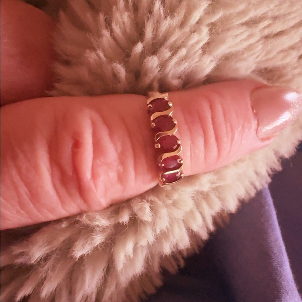 Elegant 10k yellow gold Ruby Women's Ring.
Size 7